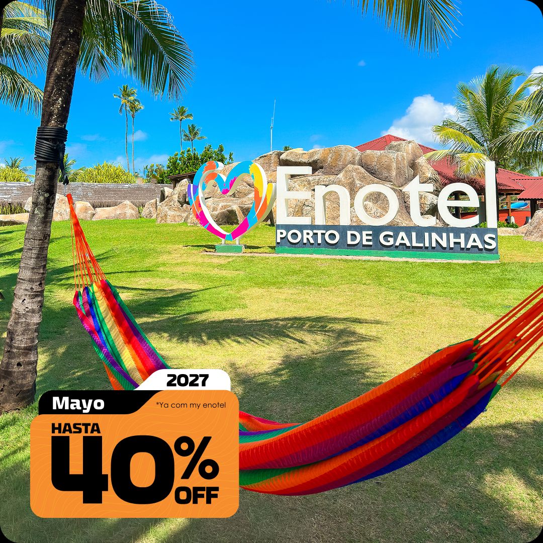 Vista aérea ampla das piscinas do resort Enotel, cercadas por coqueiros e áreas de lazer, com o mar verde-esmeralda de Porto de Galinhas ao fundo. A imagem contém o selo da promoção My Black com até 40% de desconto para reservas em abril de 2027