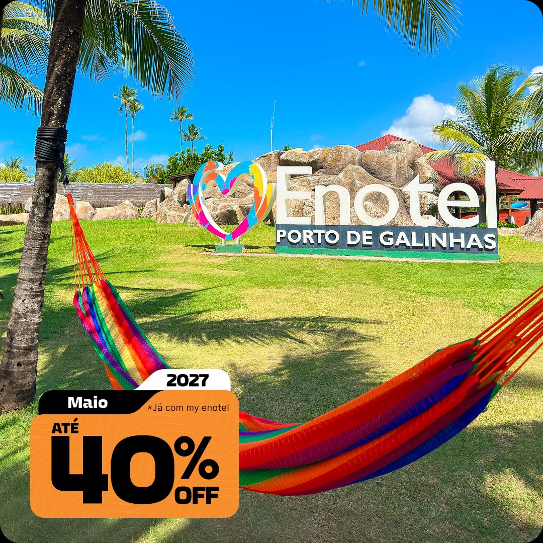Vista aérea ampla das piscinas do resort Enotel, cercadas por coqueiros e áreas de lazer, com o mar verde-esmeralda de Porto de Galinhas ao fundo. A imagem contém o selo da promoção My Black com até 40% de desconto para reservas em abril de 2027