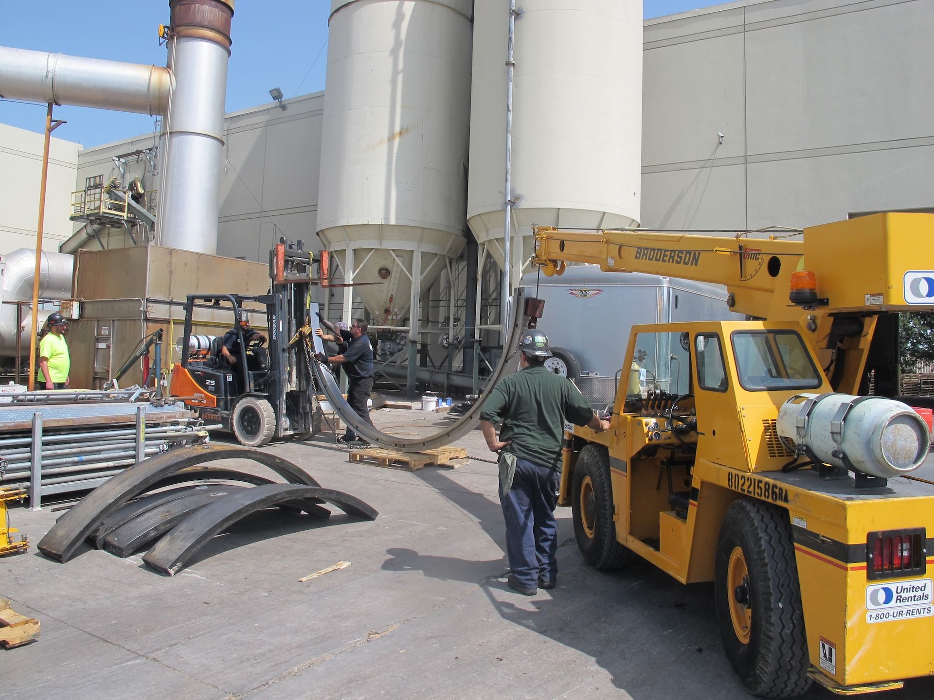 A yellow truck with a license plate that says ' oec ' on it
