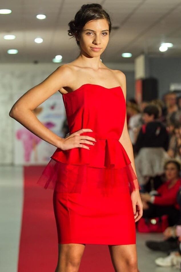 Modella con abito elegante in passerella