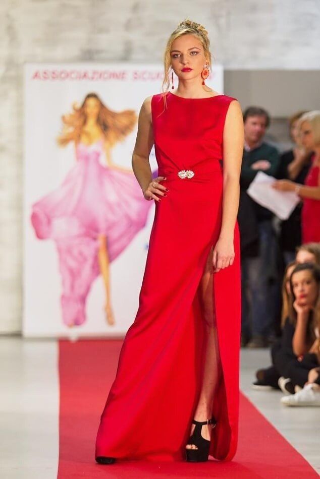 Modella con abito elegante in passerella