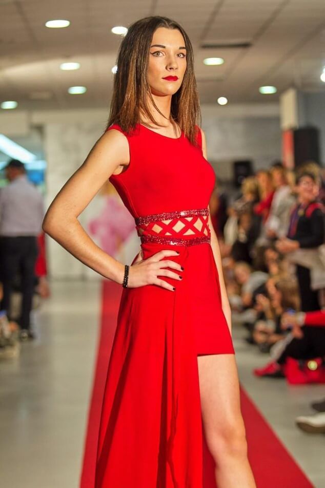 Modella con abito elegante in passerella
