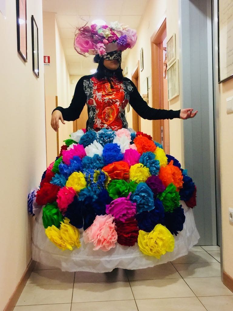 Modella con abito colorato