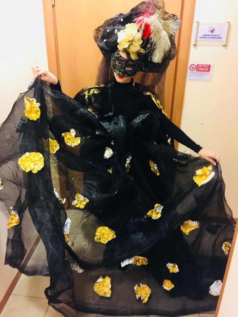 Modella con abito nero e giallo