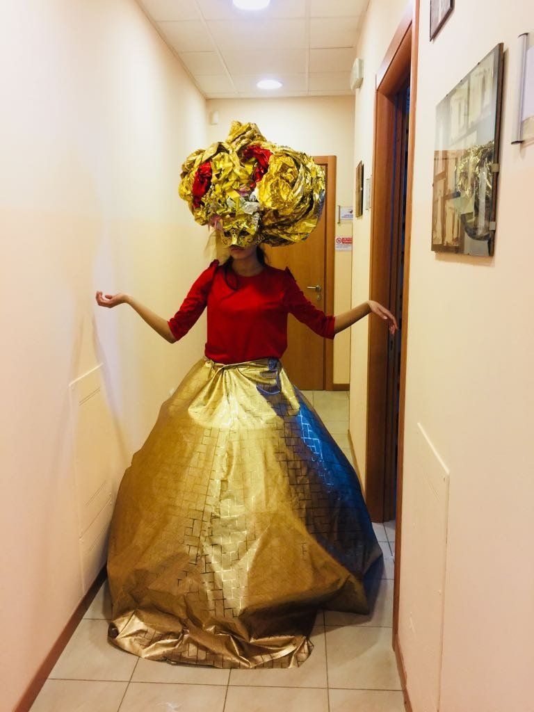 Modella con abito oro