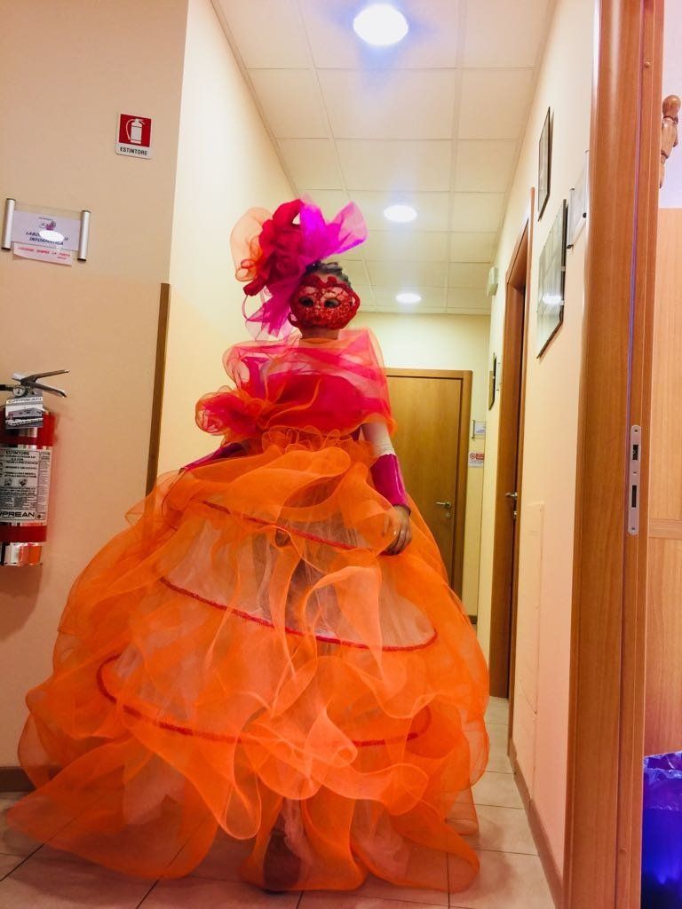 Modella con abito rosso