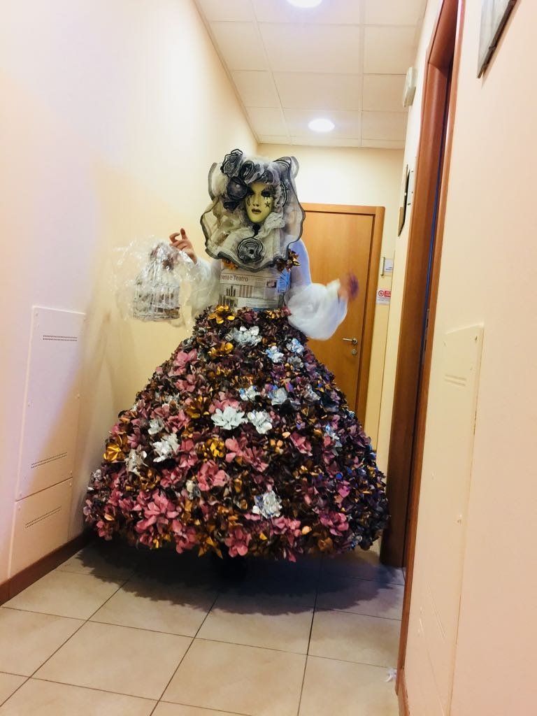 Modella con abito nero