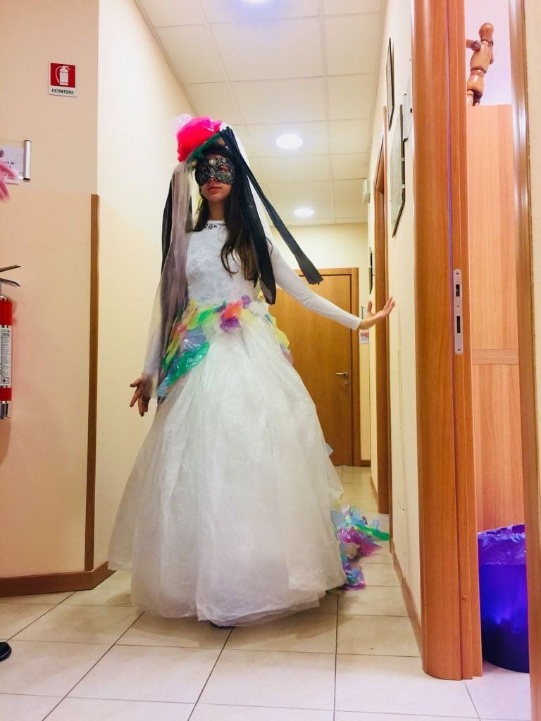 Modella con abito bianco