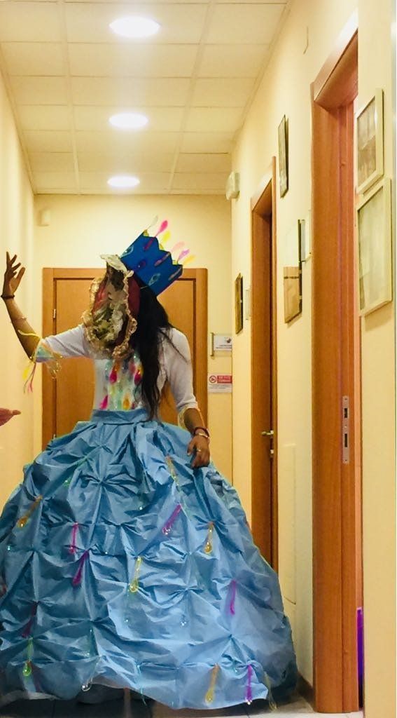 Modella con abito azzurro