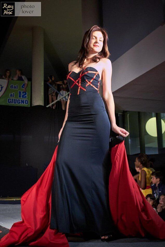 Modella con abito elegante in passerella