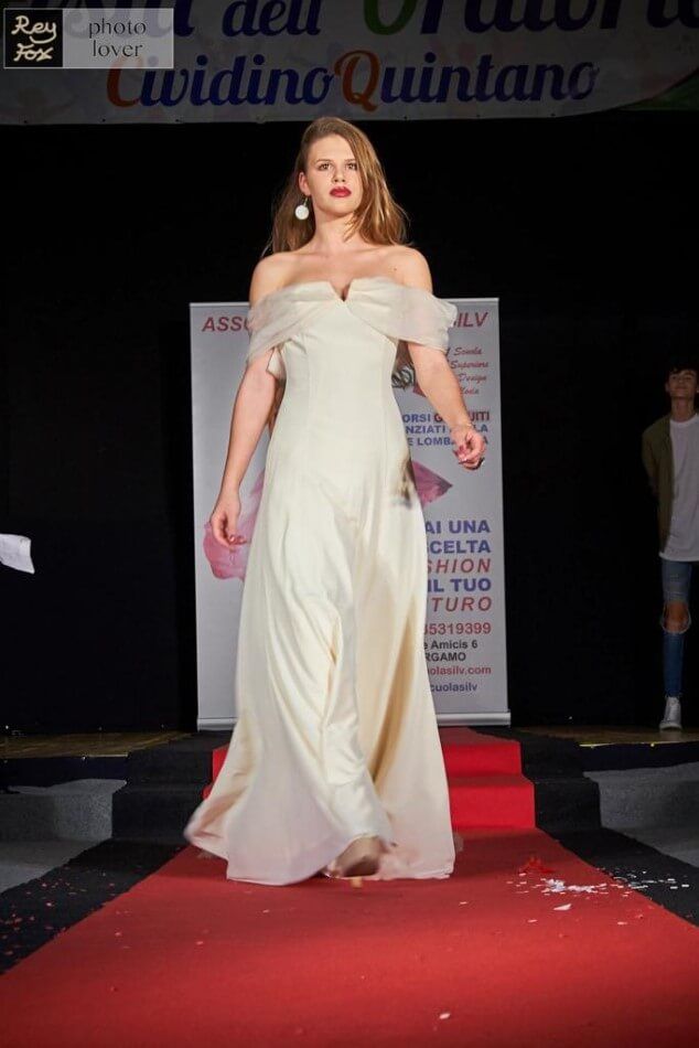 Modella con abito elegante in passerella