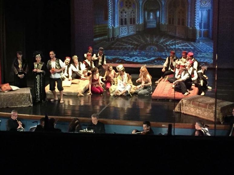 Comédies musicales en costume
