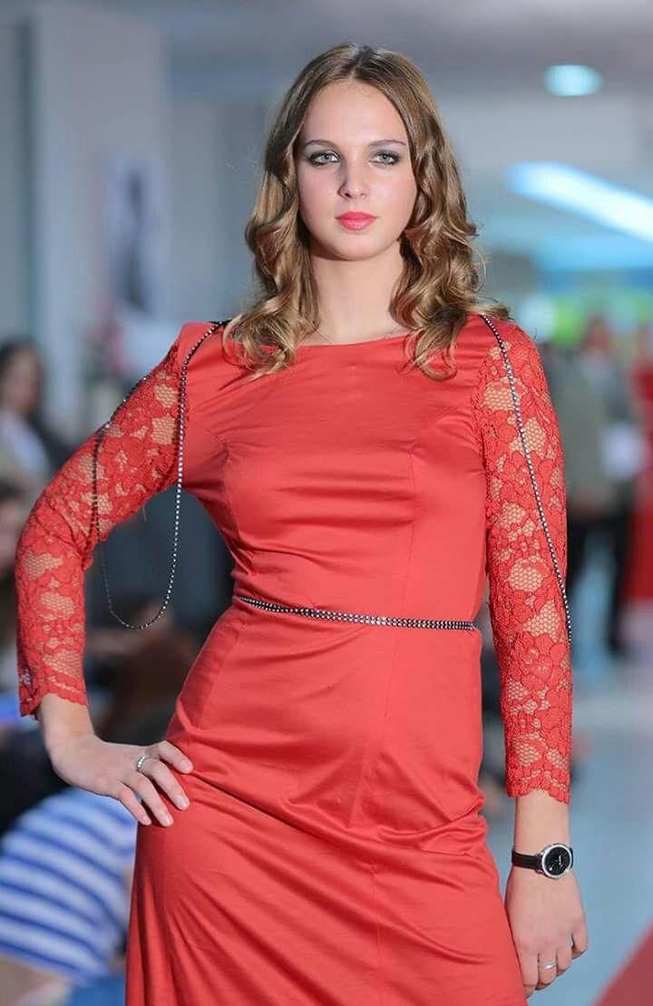 Modella con abito artigianale in passerella