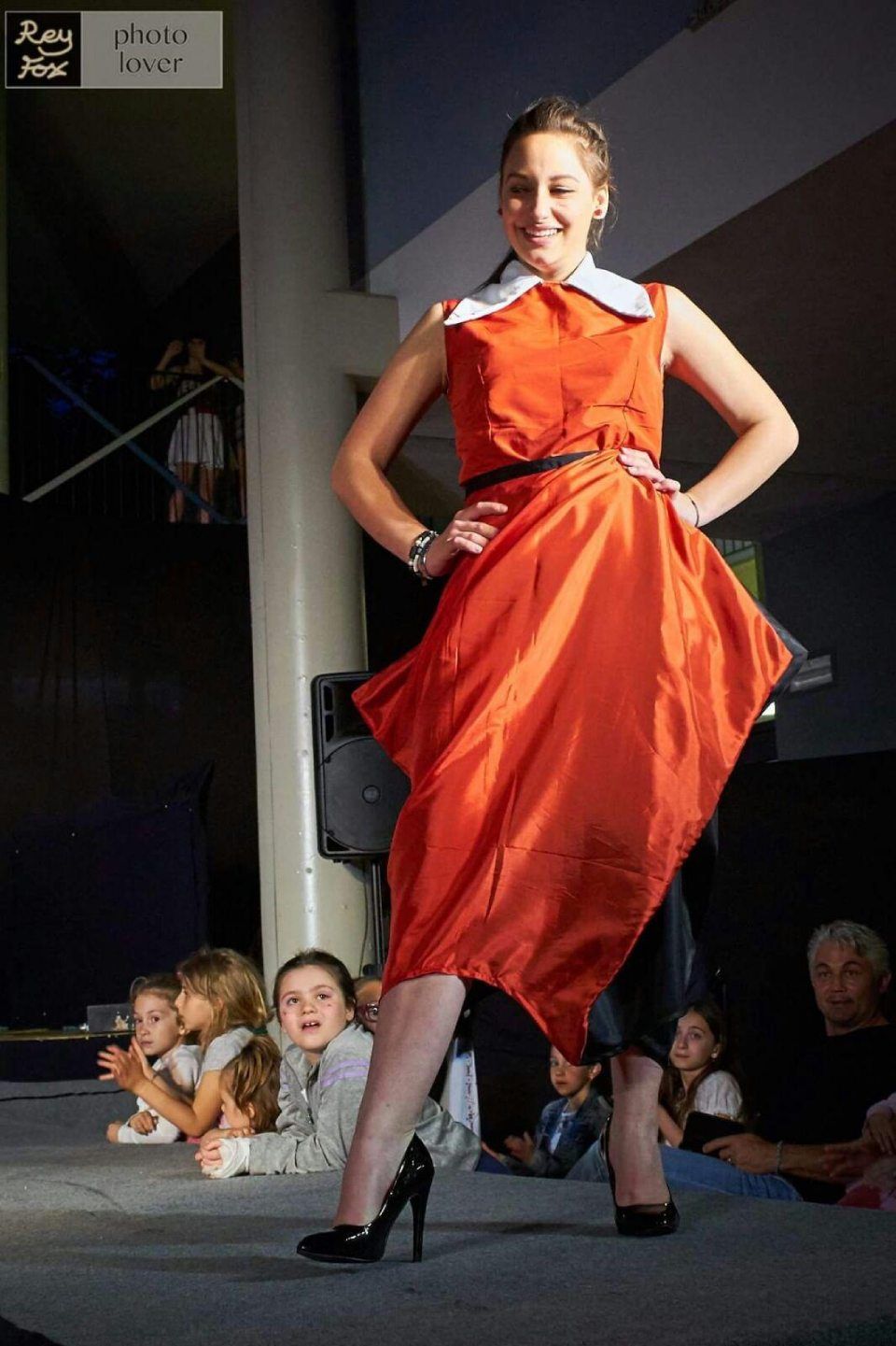 Modella con abito artigianale in passerella