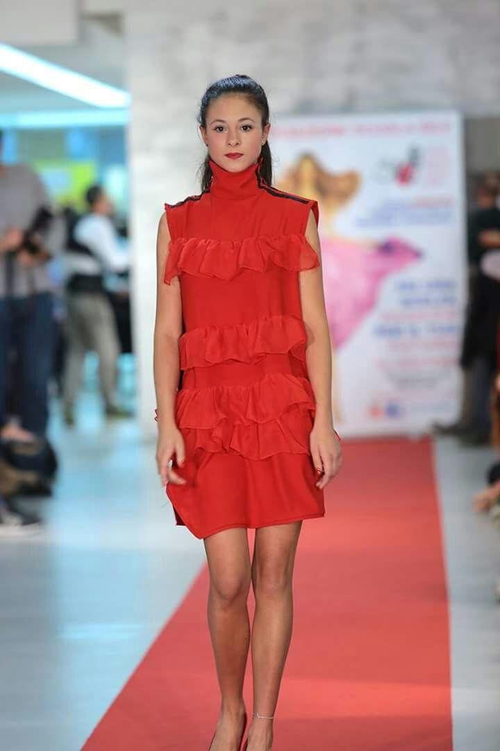 Modella con abito artigianale in passerella