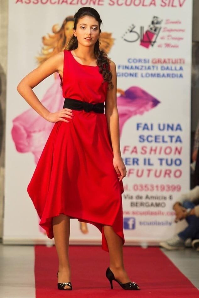 Modella con abito elegante in passerella