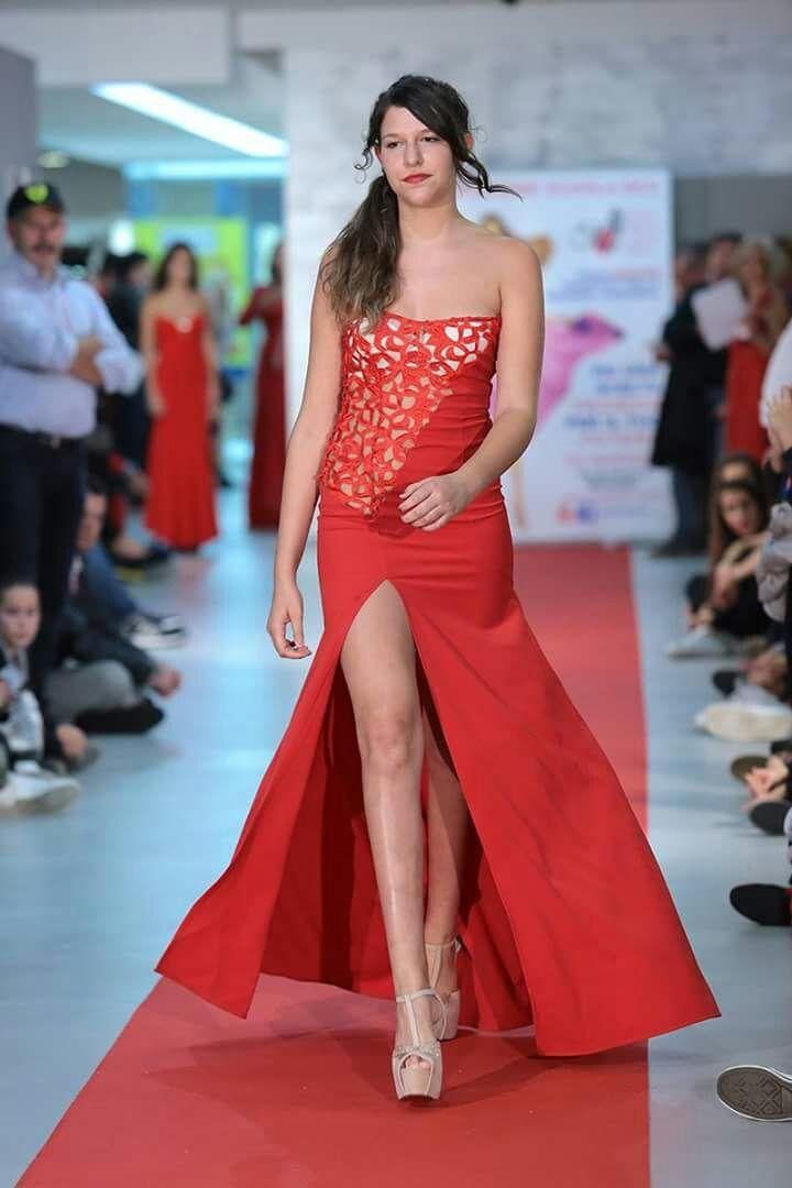 Modella con abito artigianale