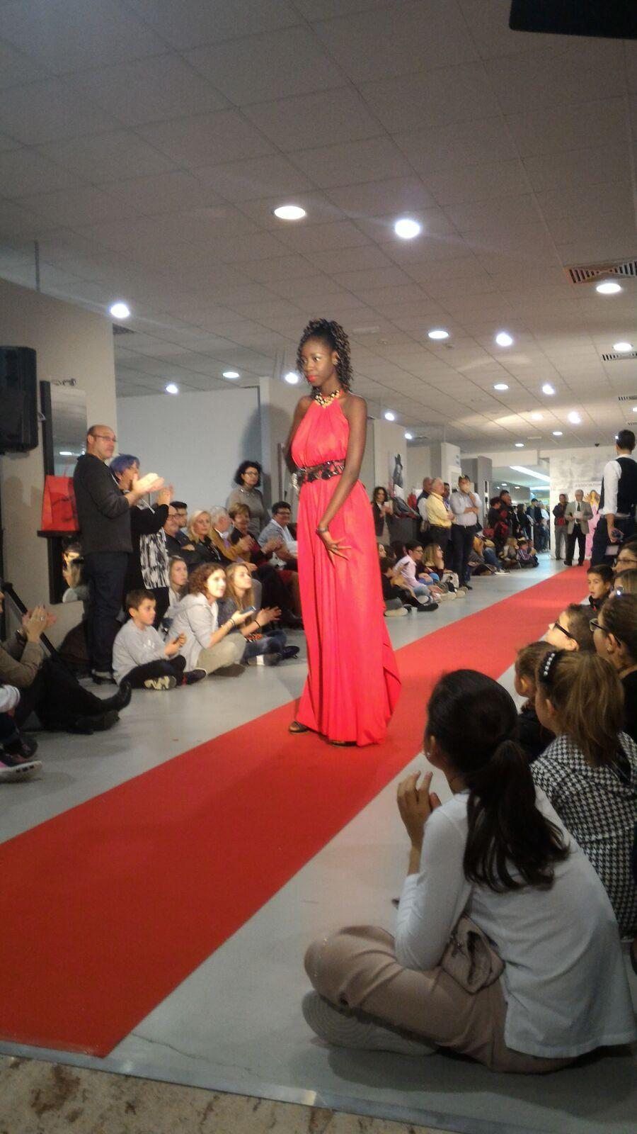 Modella con abito artigianale in passerella
