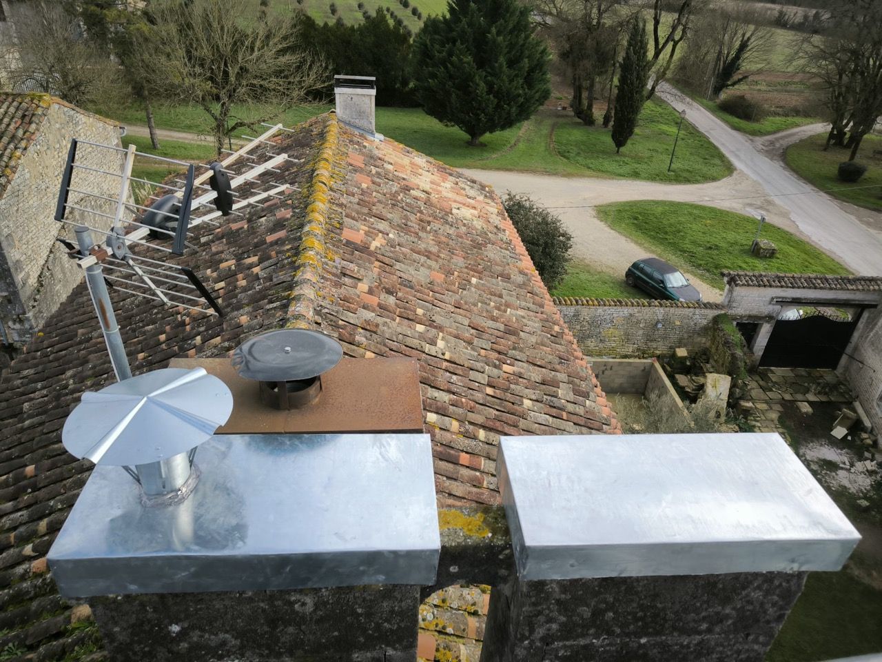Capotage de cheminée avec extraction d'air zinguerie