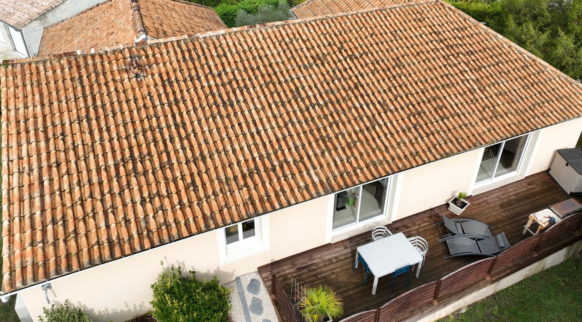 Démoussage de toiture avant