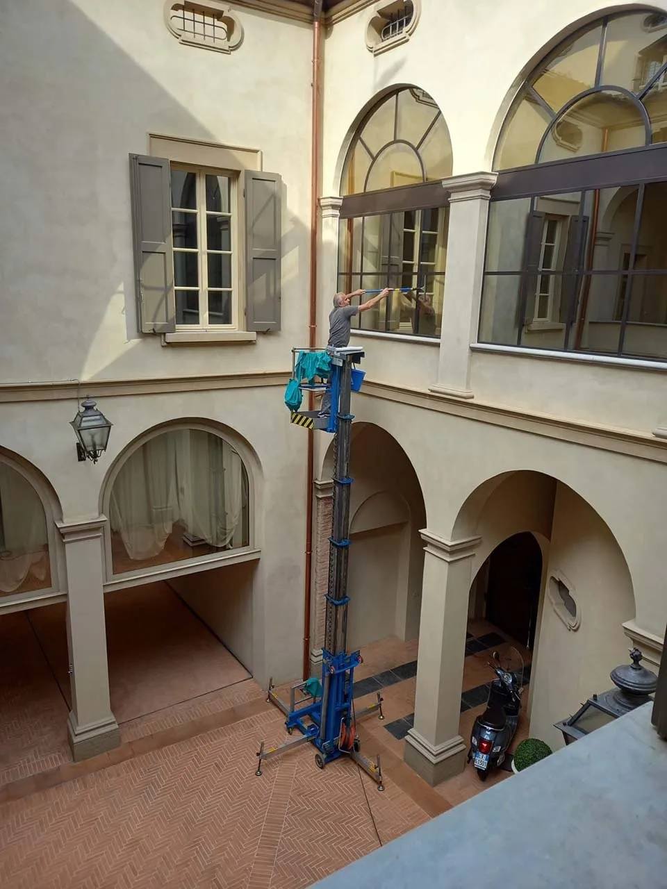 lavaggio vetrate di un edificio storico