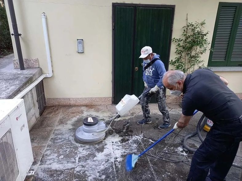 pulizia pavimento esterno
