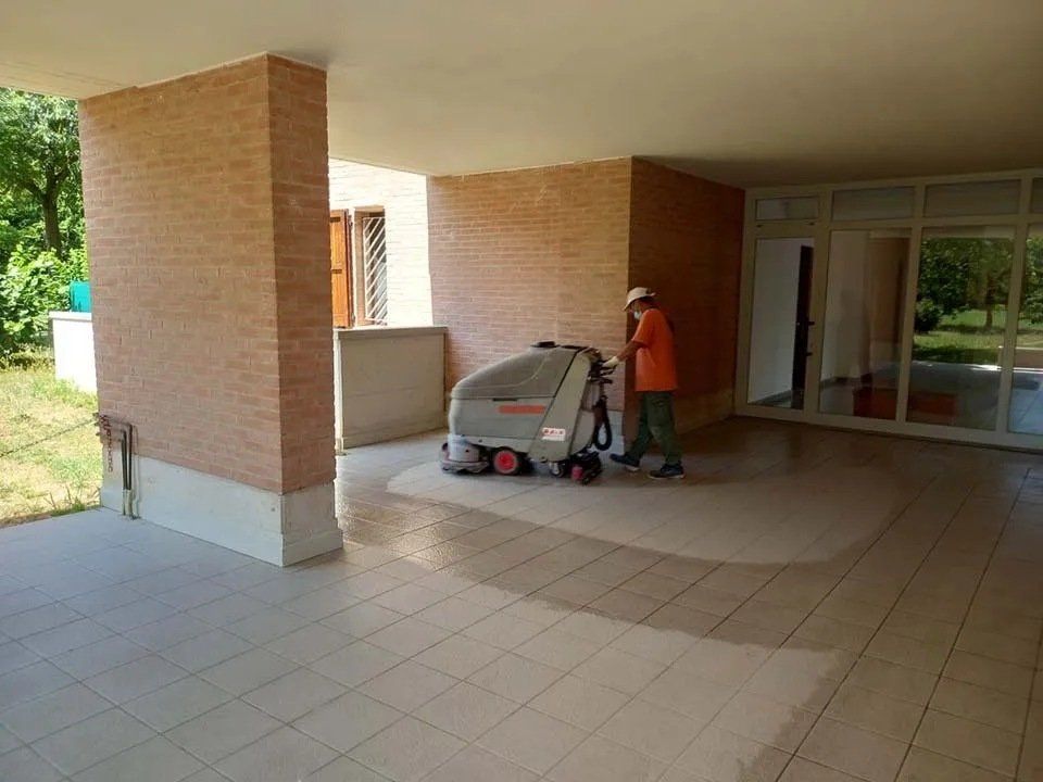 pulizia pavimento di una struttura pubblica
