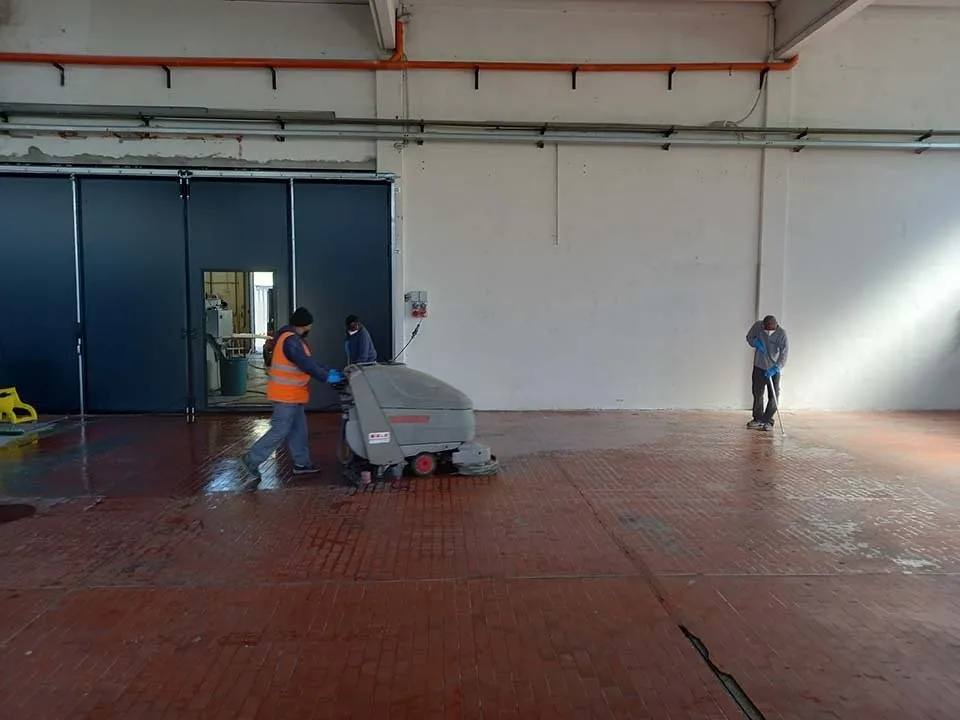 pulizia pavimento laboratorio industriale