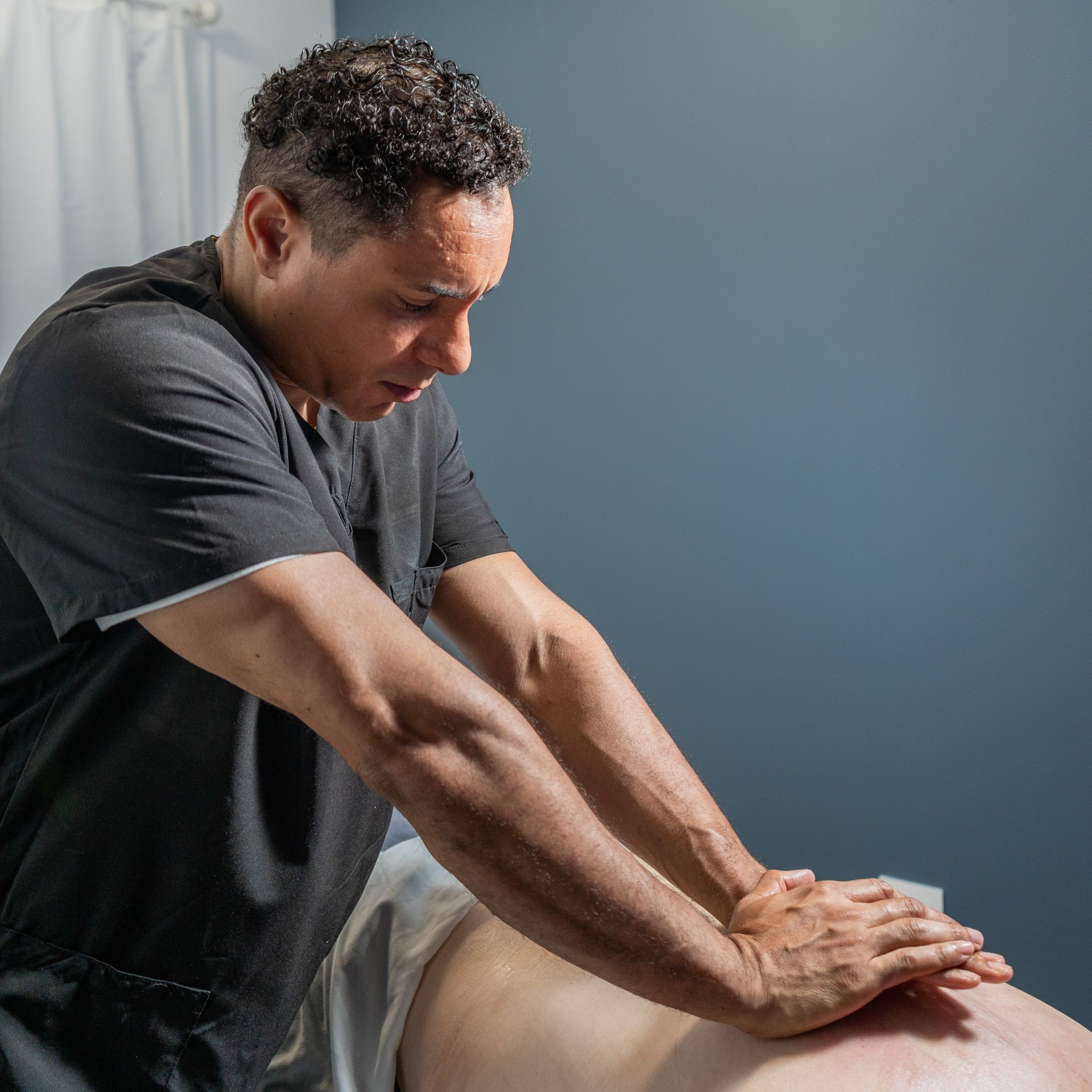 mel casey lmt  is giving a massage to a woman at casey healing wellness 