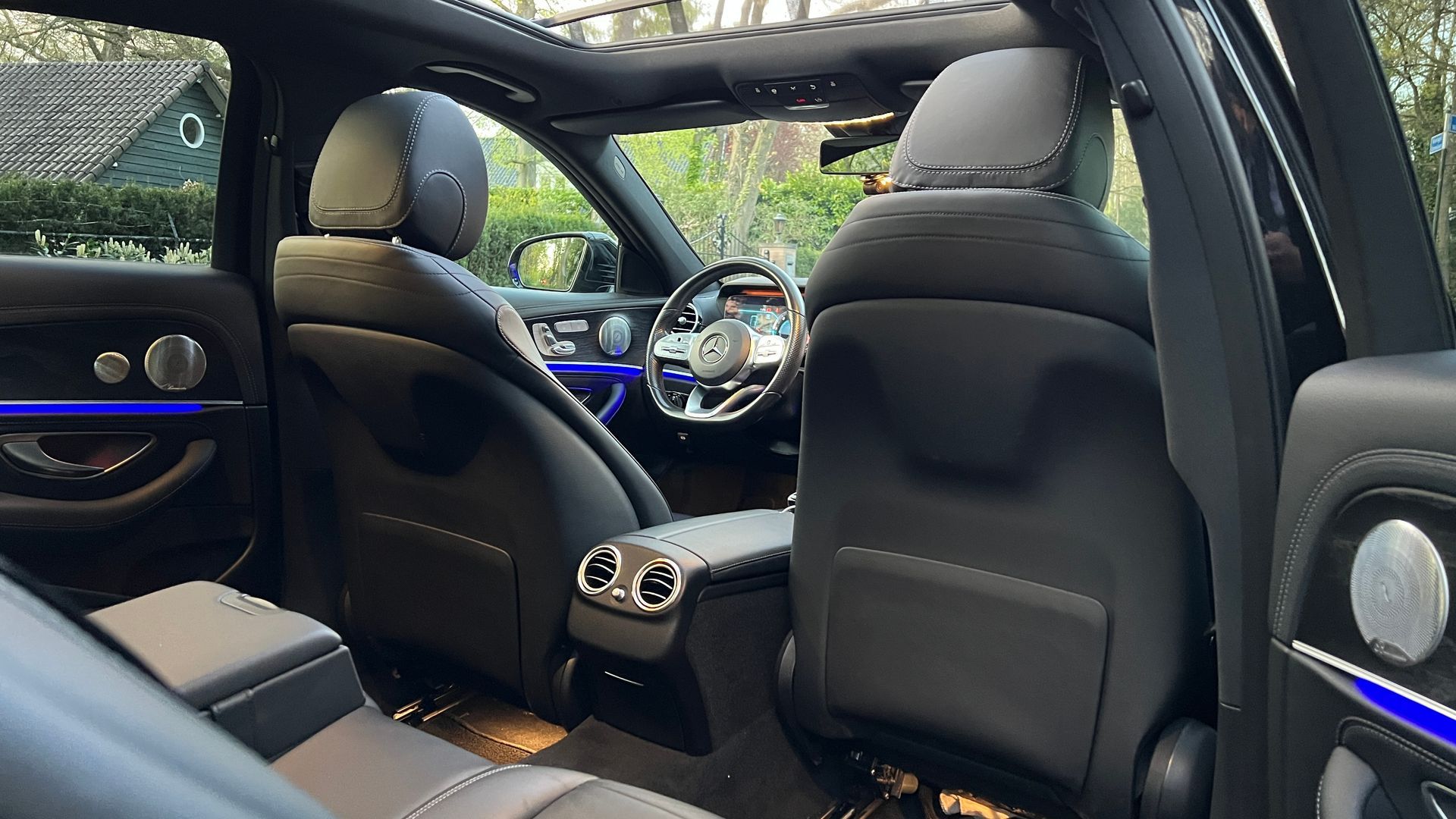 Het interieur van een auto met een schuifdak en een stuurwiel.