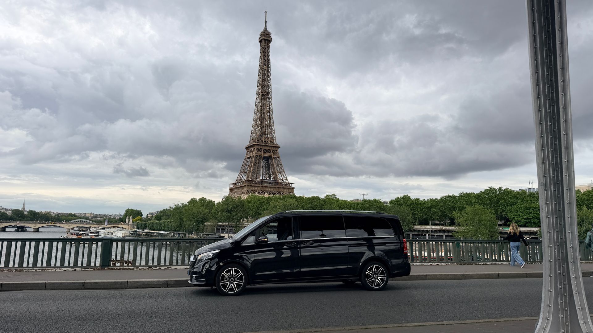 Travel comfortably from the Netherlands to France with a private taxi from Amsterdam to Paris V class