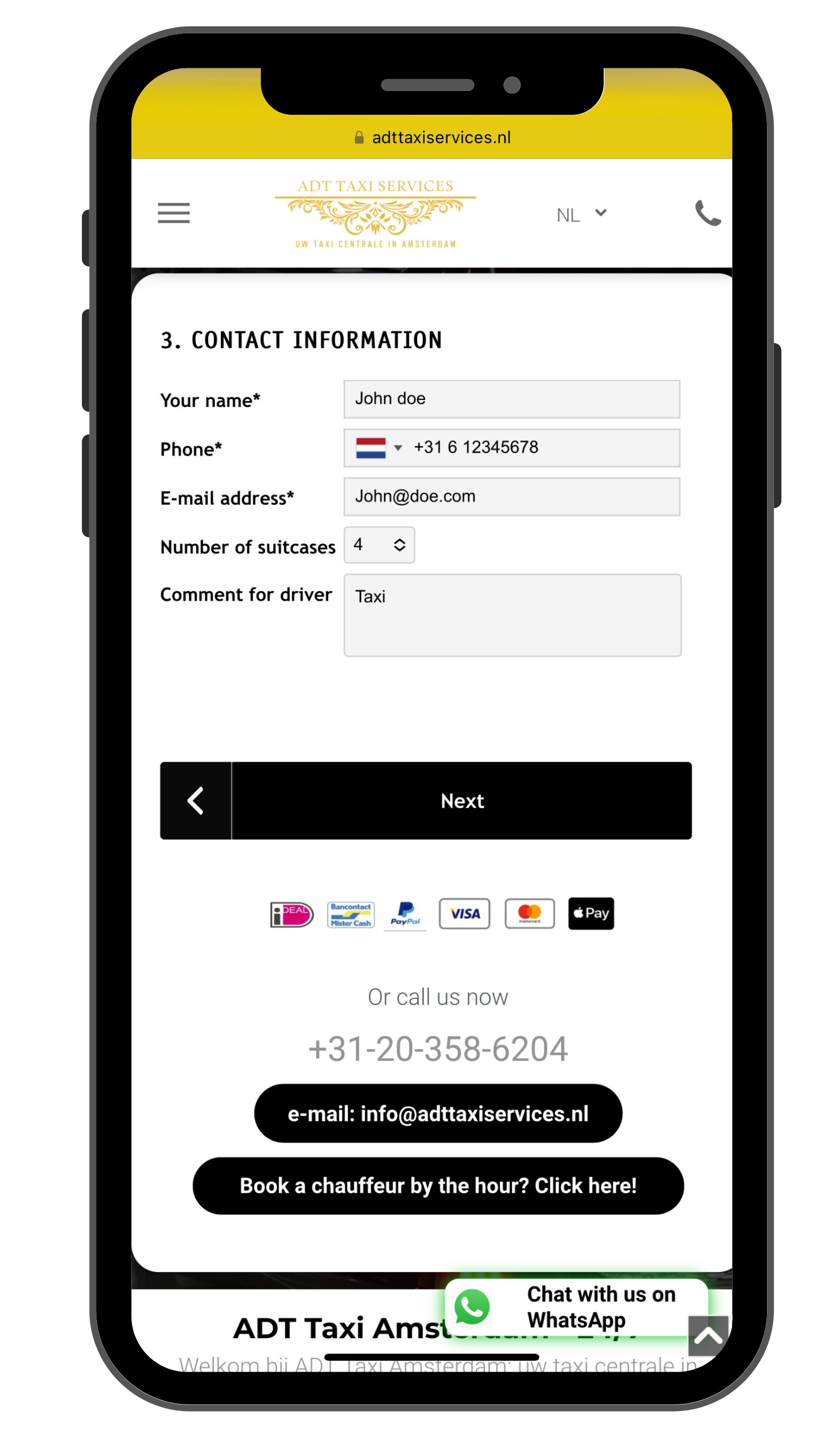 Een mobiele telefoon toont een website op het scherm.