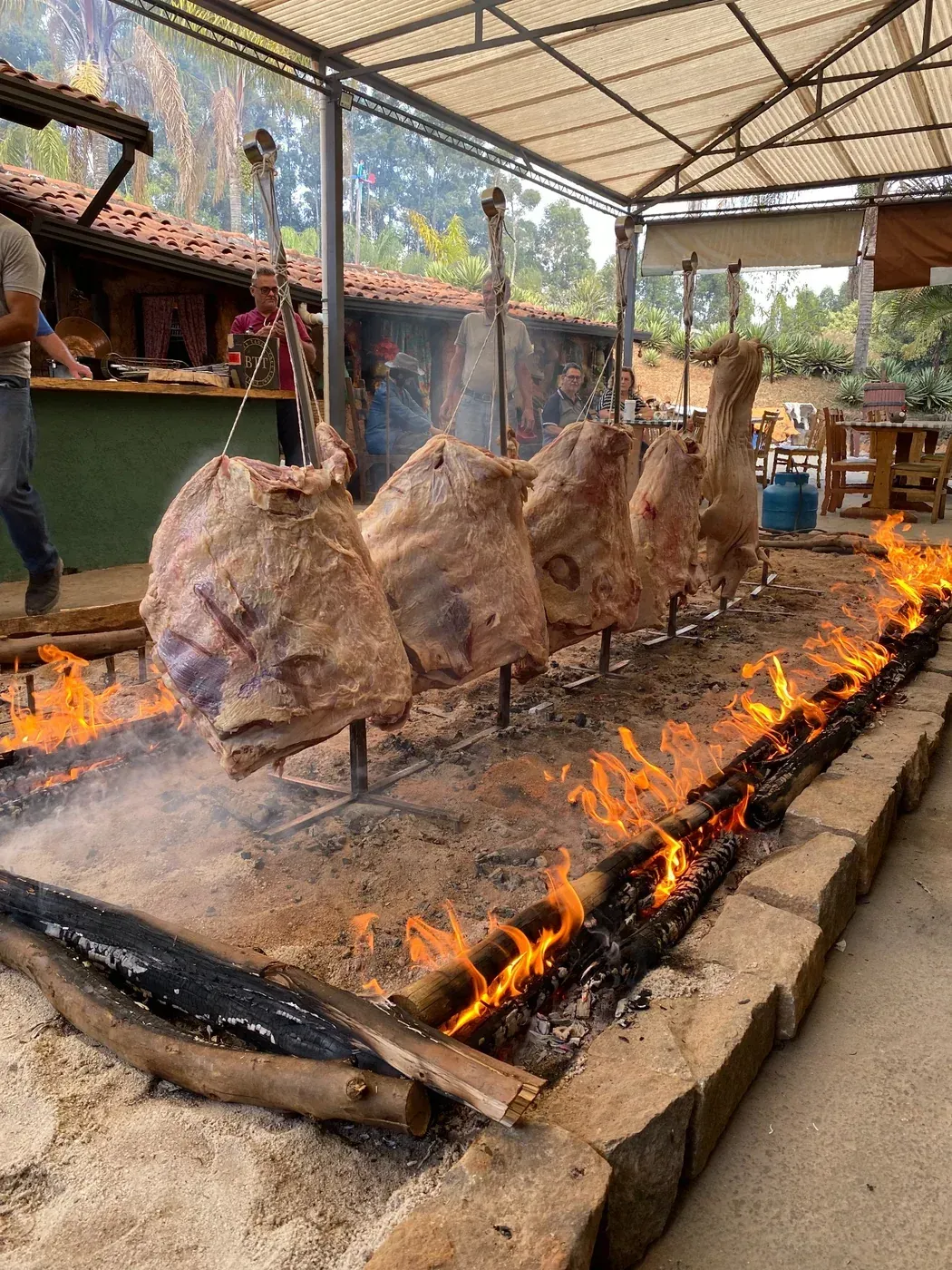 Churrasco no fogo de chão no Hotel Fazenda Poços de Caldas