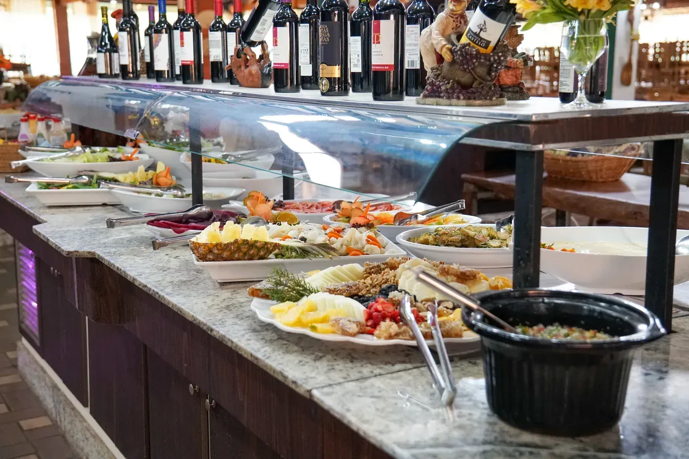 Buffet de saladas e acompanhamentos do restaurante