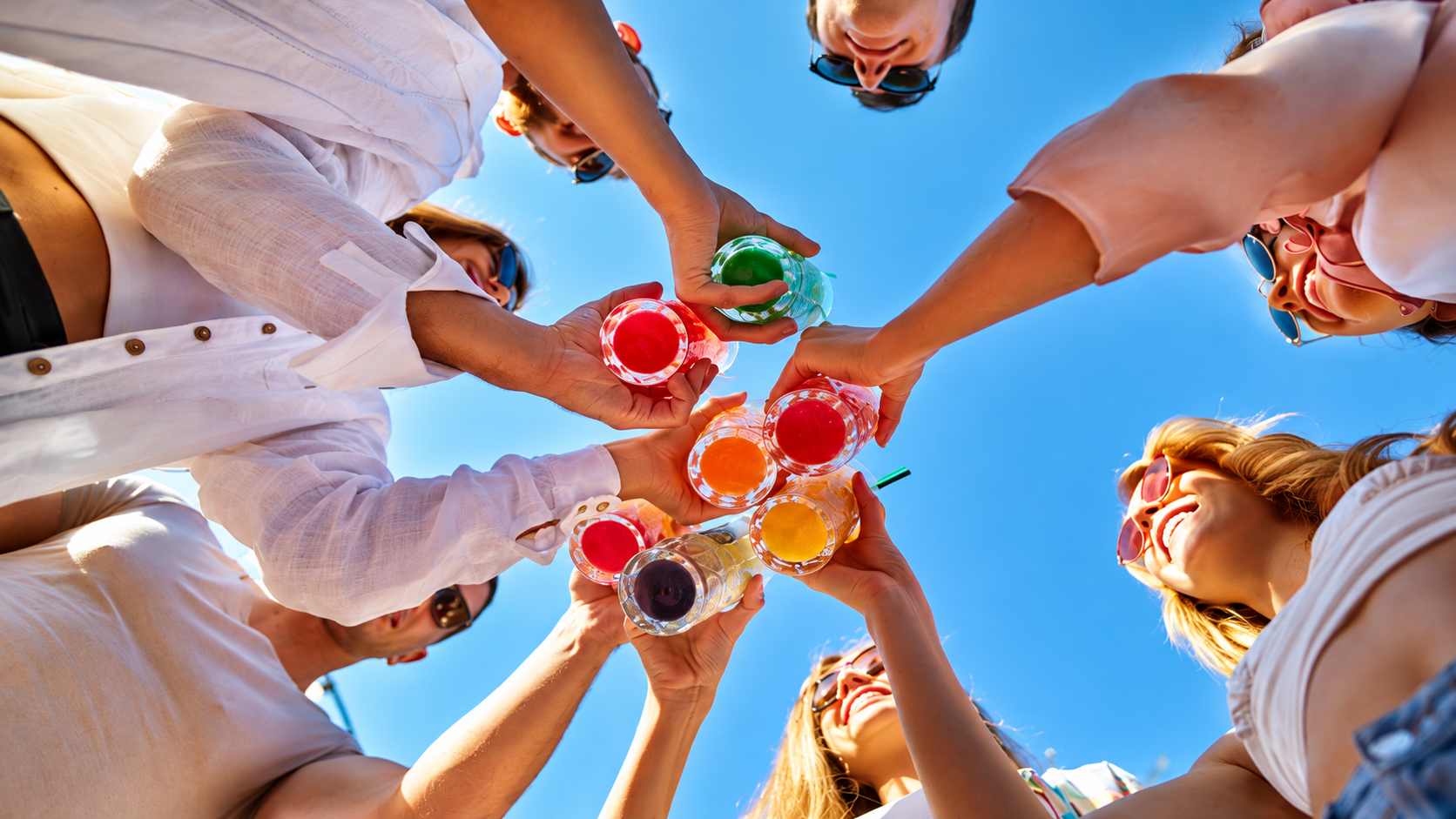 Amigos celebrando juntos com um brinde