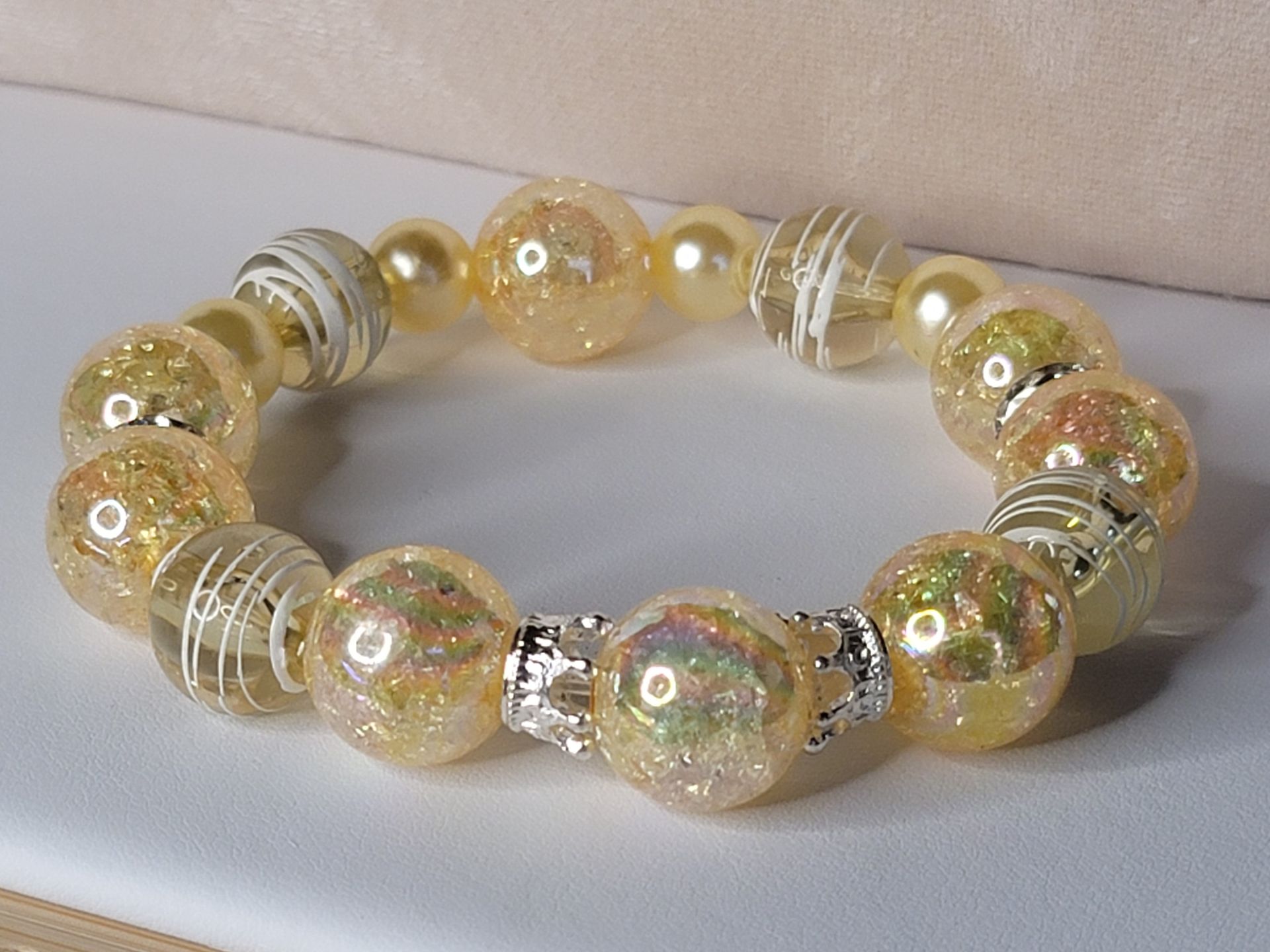 Tas Tas 16 inch Glass and Acrylic Bead Bracelet