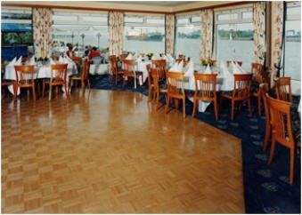 Ein Restaurant mit Tischen und Stühlen und einer Tanzfläche