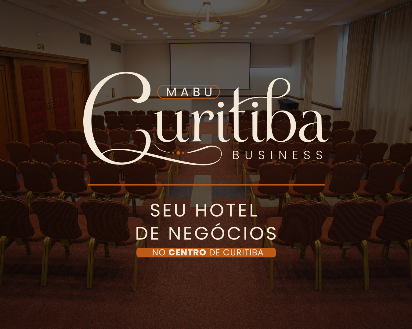 Hotel Curitiba Business logo over a dark conference room, with text “Seu hotel de negócios no centro de Curitiba.”