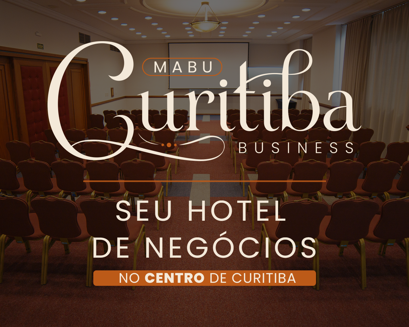 Mabu Curitiba Business hotel ad over an auditorium, with “Seu hotel de negócios no centro de Curitiba” text