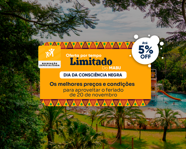 Criança sorrindo com braços erguidos em piscina, com anúncio de filme ao fundo e palmeiras tropicais.