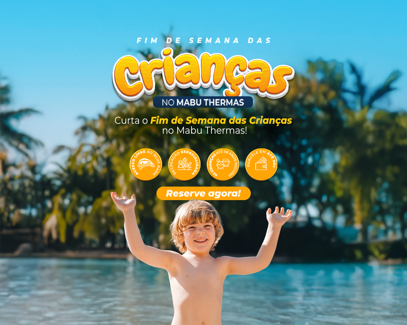 Banner colorido de filme com criança sorrindo na piscina, palmeiras ao fundo e texto em português sobre férias escolares