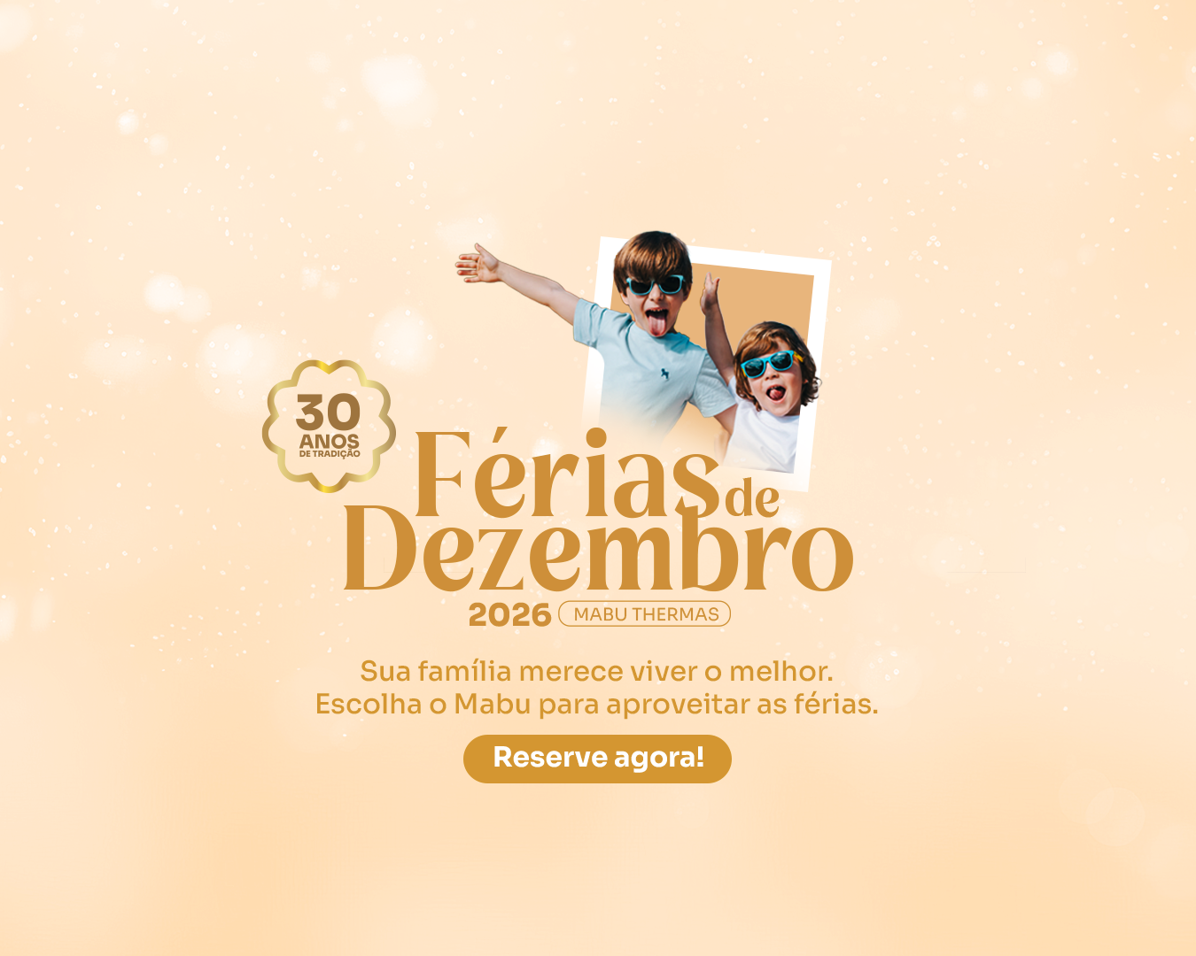 Promo de natal bege com duas crianças e o texto “Férias de dezembro de 2026” e “Reserve agora”