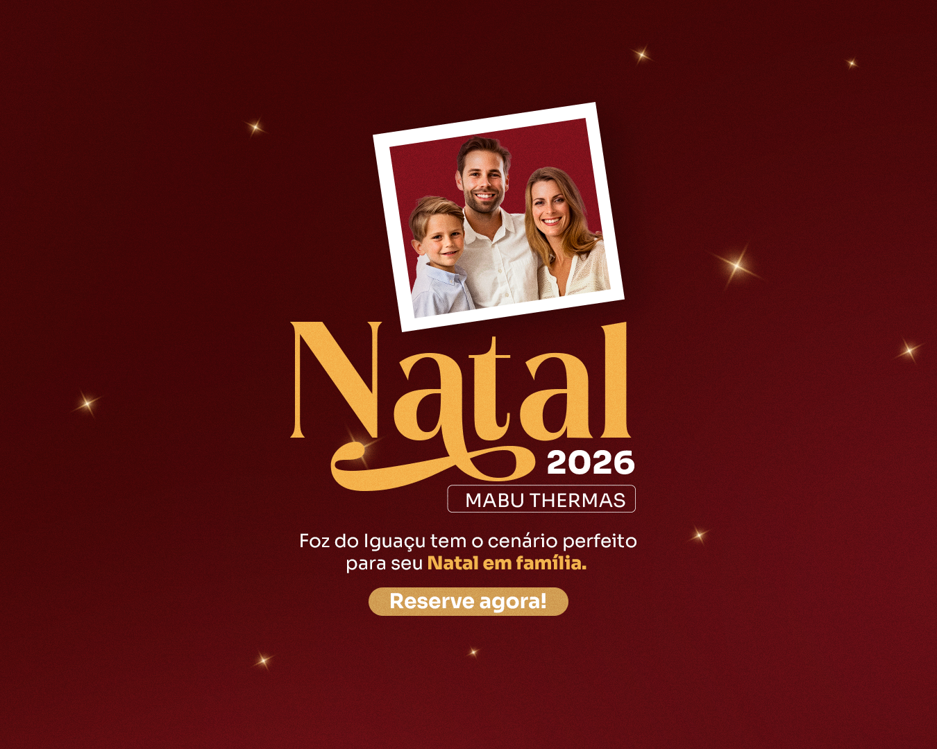 Banner festivo de Natal 2026 com foto de família em fundo vermelho escuro e estrelas douradas.