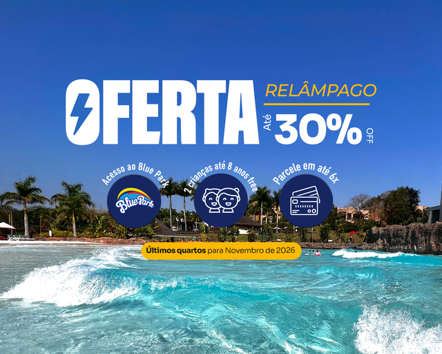 Criança sorrindo com braços erguidos em piscina, com anúncio de filme ao fundo e palmeiras tropicais.