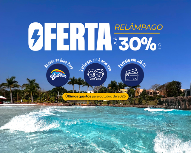 Criança sorrindo com braços erguidos em piscina, com anúncio de filme ao fundo e palmeiras tropicais.