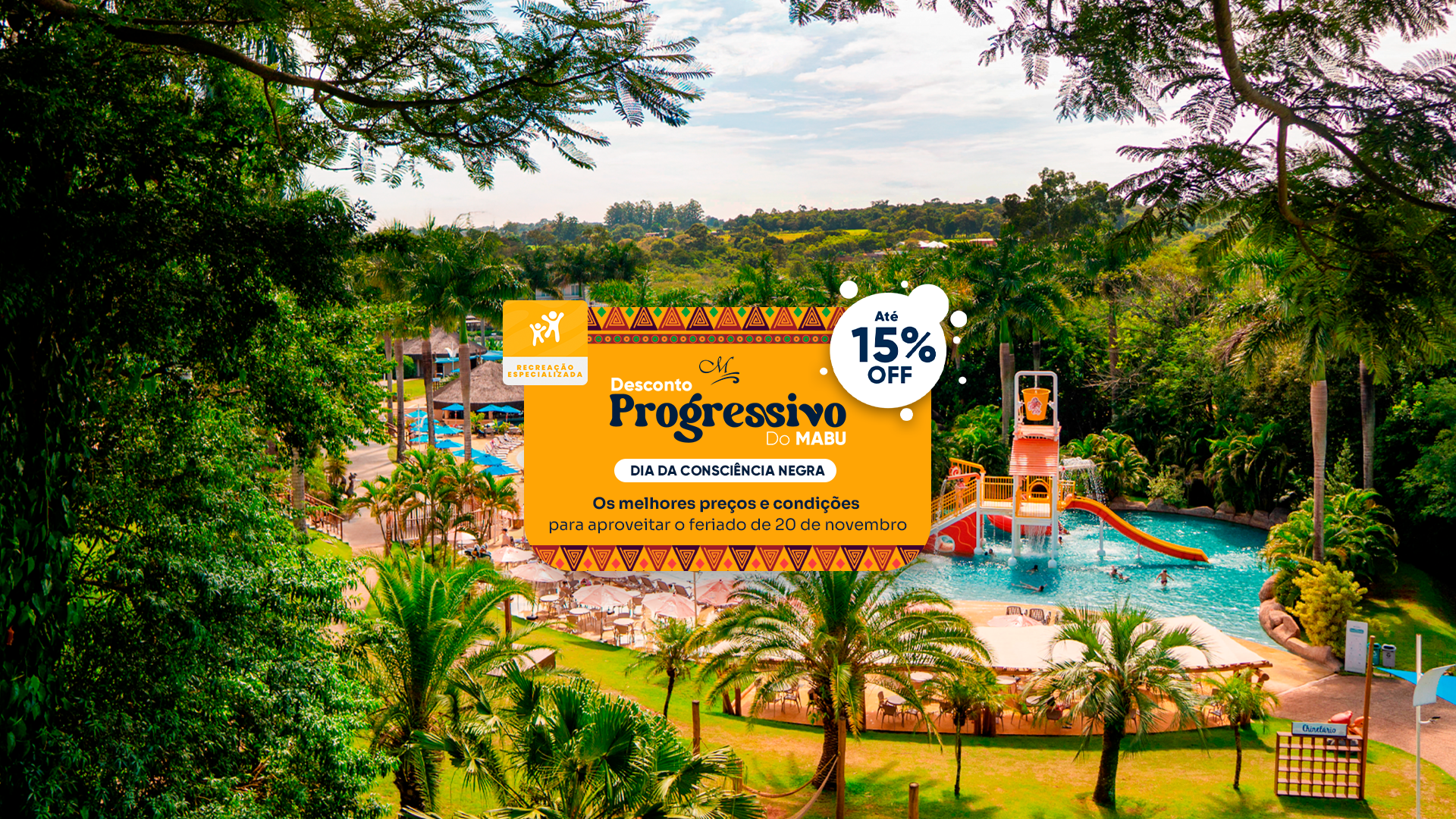 Anúncio moderno de resort à beira da piscina com faixa laranja e selo de “15% de desconto” em meio à vegetação tropical.