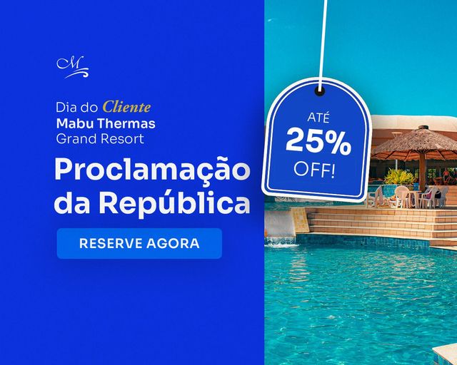 Criança sorrindo com braços erguidos em piscina, com anúncio de filme ao fundo e palmeiras tropicais.