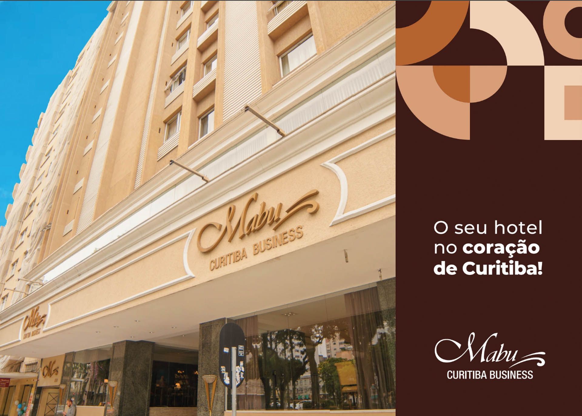 Hotel exterior with beige facade and sign, plus ad panel reading “O seu hotel no coração de Curitiba!”