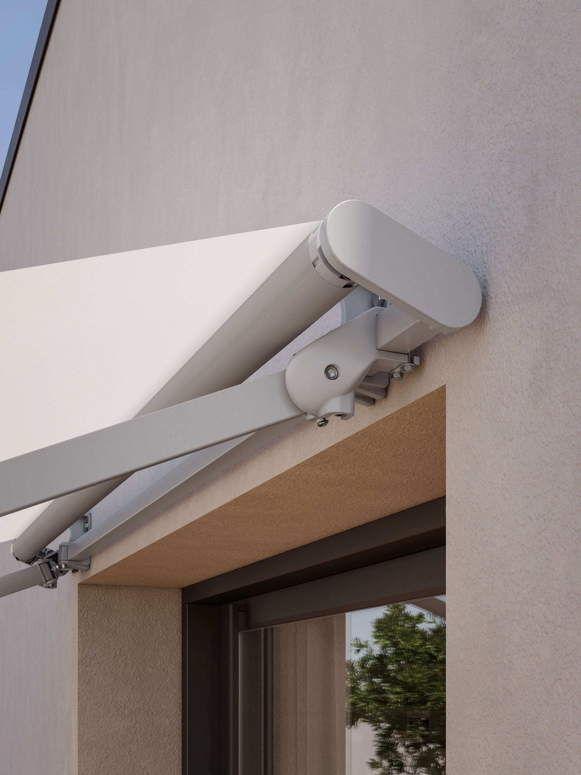 Tenda da sole retrattile bianca montata sopra una finestra di un edificio, addossata a una parete grigio chiaro.