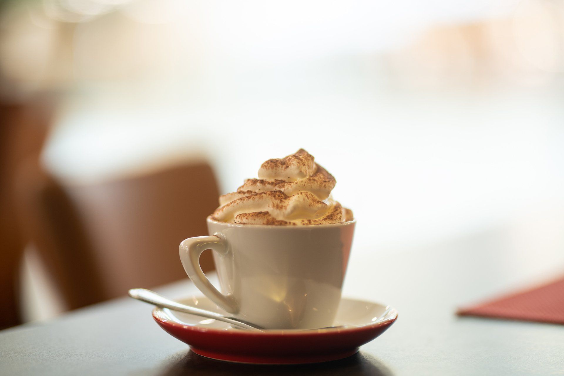 Kaffee mit Sahnehäubchen